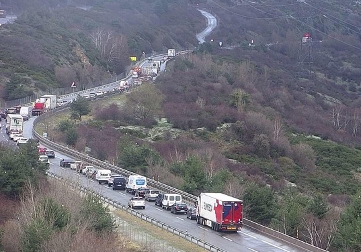 Una colisión múltiple con heridos leves obliga a cortar la A 1 El